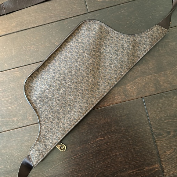 Michael Kors belt bag - Picture 5 of 9